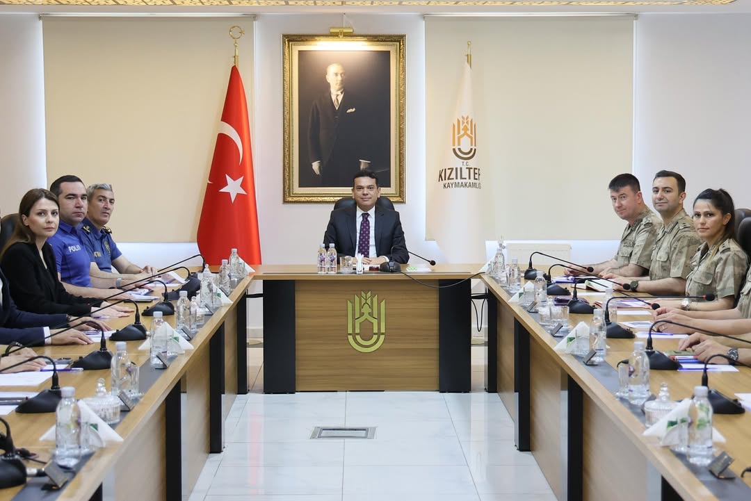 KAYMAKAMIMIZ ABDULLAH ŞAHİN BAŞKANLIĞINDA HAFTALIK GENİŞLETİLMİŞ ASAYİŞ VE GÜVENLİK TOPLANTISI YAPILDI