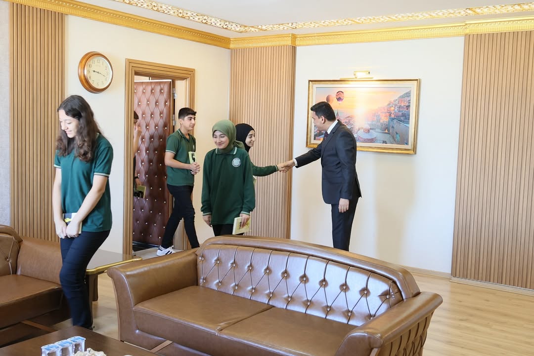 KAYMAKAMIMIZ ABDULLAH ŞAHİN KIYMETLİ GENÇLERİMİZİ MİSAFİR ETTİ